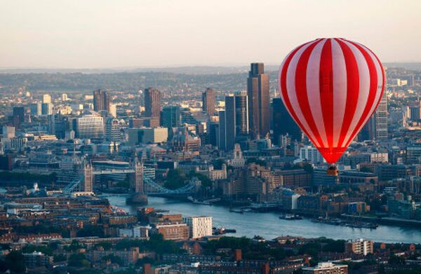 Воздушный шар в небе над Лондоном