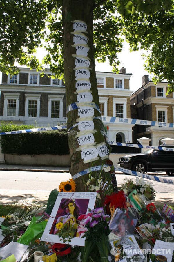 Цветы и рисунки у дома певицы Эми Уайнхаус в Лондоне