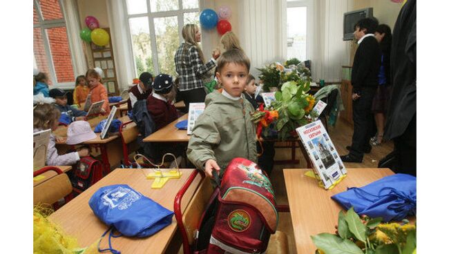 Первоклассники на первом уроке. Архив