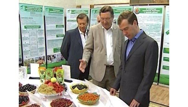 Медведеву в Мичуринске показали чудо-ягоды и щи для участников Марс-500