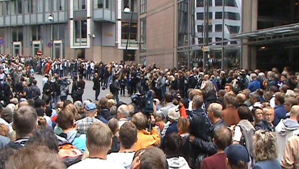 Толпа норвежцев оцепила здание суда, где впервые слушали дело Брейвика 