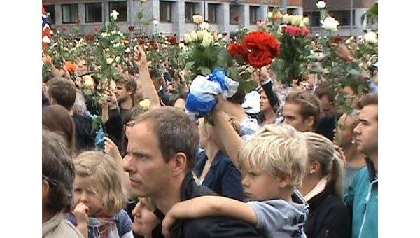 Жители Норвегии пели песни о любви, обнимались и засыпали розами Осло 