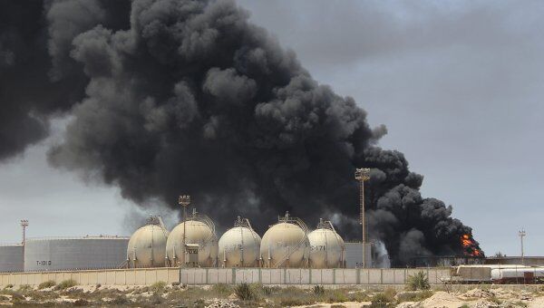 Войска Каддафи сожгли крупнейший склад с горючим в Мисрате