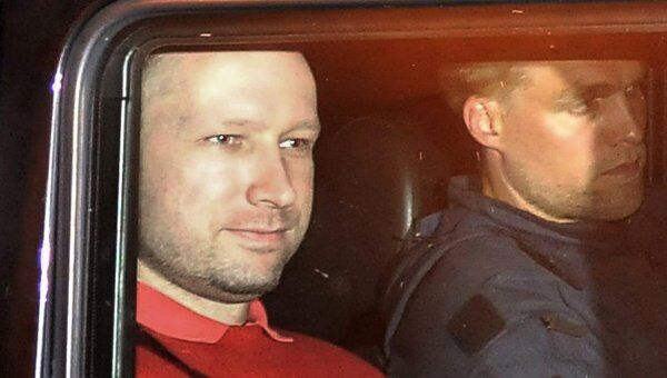 Подозреваемый в организации двойного теракта в Норвегии Андерс Брейвик покидает здание суда в Осло 