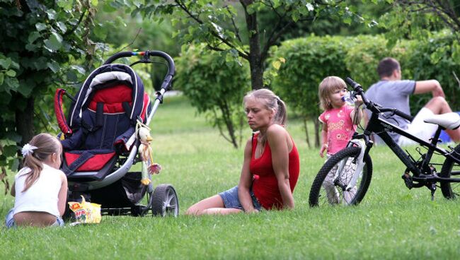 Отдых москвичей в парке столицы. Архив