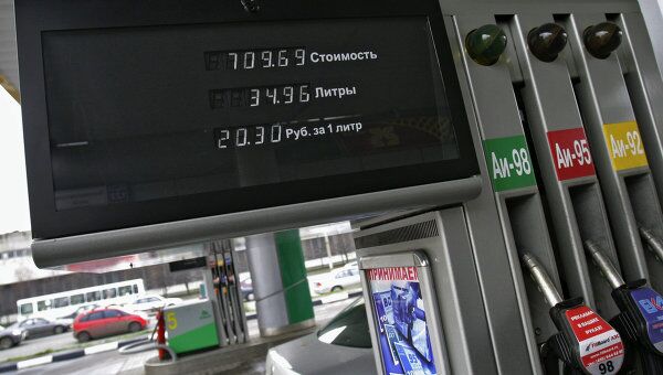 Цена бензина в РФ пятую неделю не меняется, дизтопливо подешевело