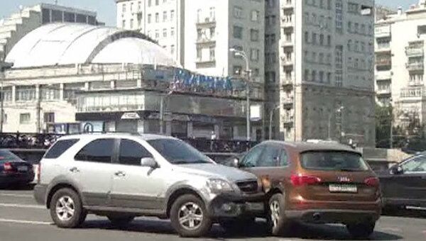 Audi и Kia столкнулись на Кадашевской набережной в центре Москвы