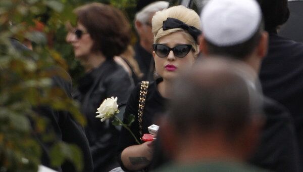 Келли Осборн на похоронах Эми Уайнхаус