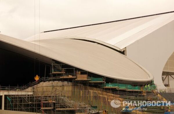 Здание стадиона водных видов спорта в Олимпийском парке Лондона 