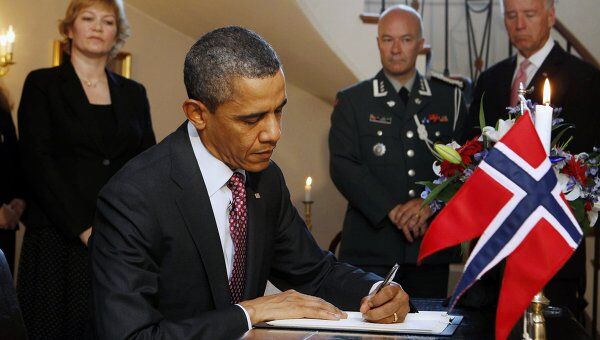 Президент США Барак Обама оставил запись в книге соболезнований в посольстве Норвегии в Вашингтоне 