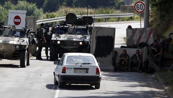 Контроль военной миссии под командованием НАТО в Косово (KFOR) рядом с поселком Брняк на границе Сербии и Косово 