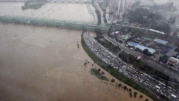 Наводнение в Сеуле в результате ливней и оползней в центральной части Южной Кореи