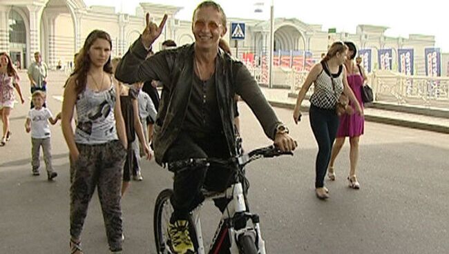 Охлобыстин в день 45-летия прокатился на двухколесном подарке Ефремова