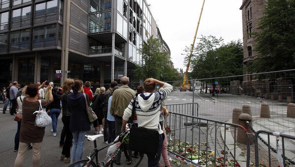 Жители Осло на месте взрыва
