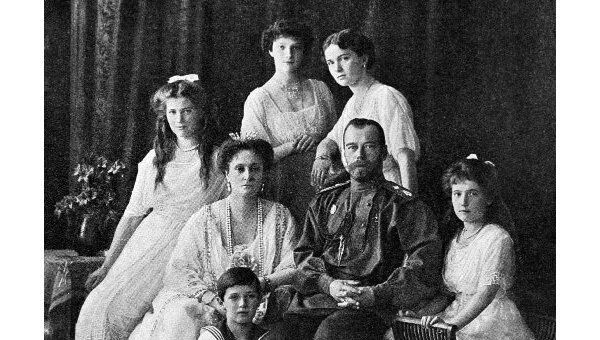 Русский Император Николай II (2 справа) с семьёй