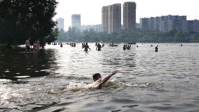 Москвичи отдыхают на водоемах столицы. Архив