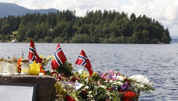 Цветы в память о погибших в двух терактах на острове Утейа