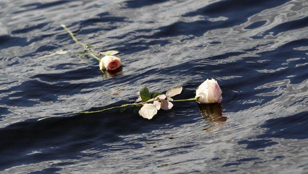 Цветы на воде в память о погибших в двух терактах на острове Утейа