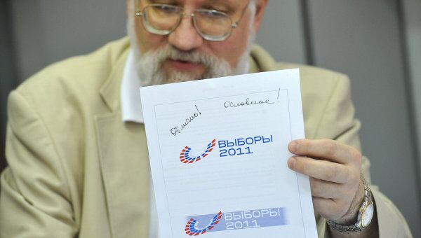 Глава ЦИК РФ Владимир Чуров демонстрирует логотип предстоящих выборов депутатов в Госдуму РФ в декабре 2011 года