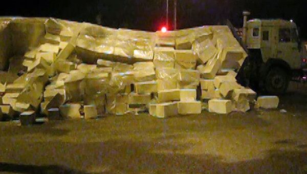 Прицеп КАМАЗа с бетонными пеноблоками перевернулся на Щелковском шоссе