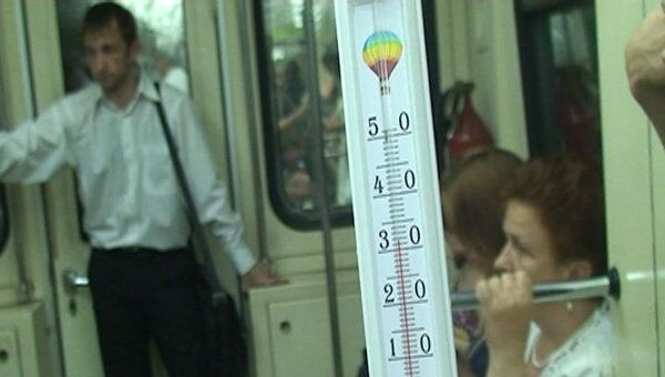 Корреспонденты РИА Новости проверили, насколько жара в метро выше нормы