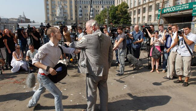 Неизвестные закидали яйцами главного археолога Москвы