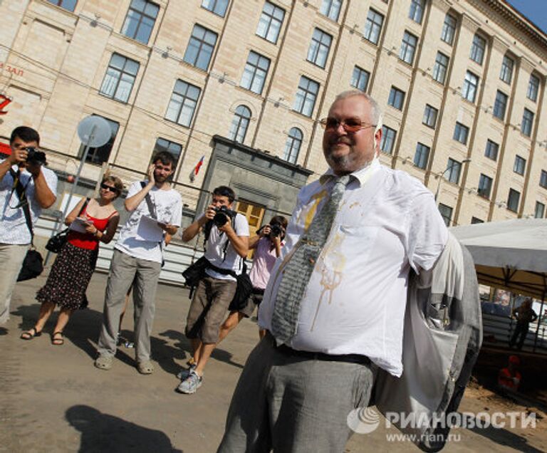 Неизвестные закидали яйцами главного археолога Москвы