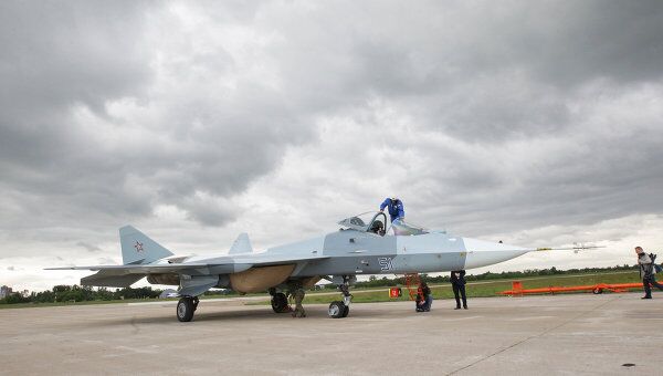Испытания нового боевого самолета пятого поколения Т-50 разработки компании Сухой
