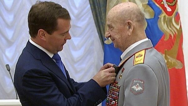Медведев вручил орден 100-летнему маршалу Советского Союза