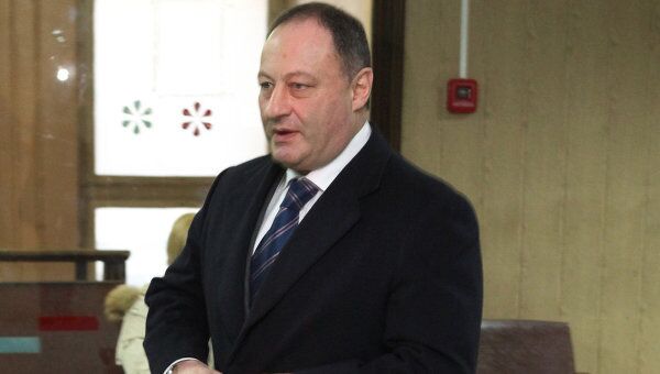Член Совета Федерации Владимир Слуцкер перед началом заседания Пресненского суда Москвы,