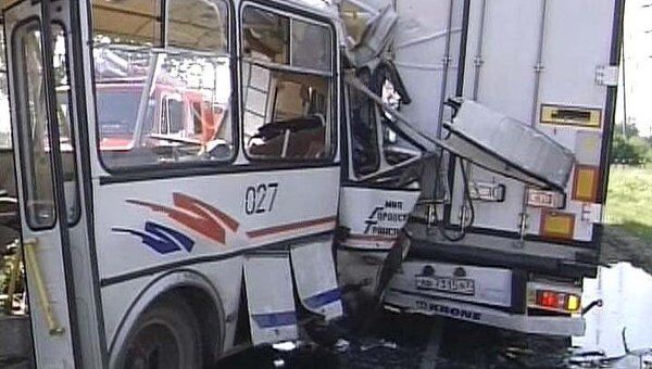 Видео с места столкновения автобуса и грузовика в Дзержинске