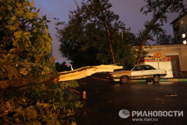 Последствия сильной грозы со шквалистым ветром в Москве