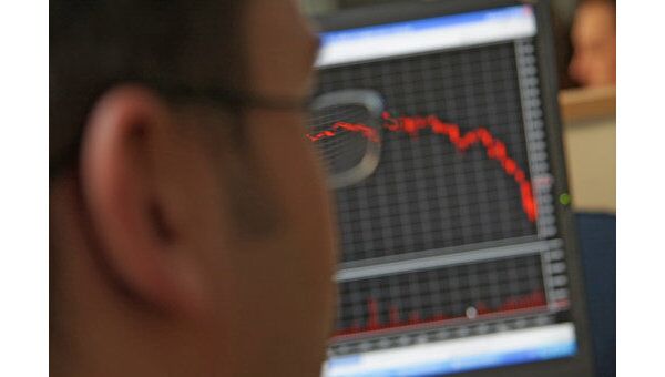Российский фондовый рынок начал торги пятницы снижением