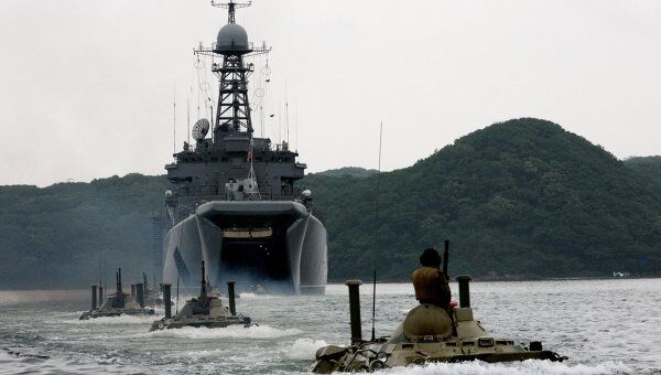 Подготовка к празднованию Дня Военно-морского флота в бухте Новик острова Русский