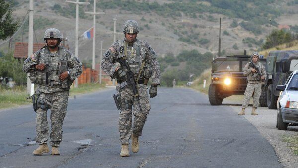 Солдаты армии НАТО контролируют пост рядом с Митровицей