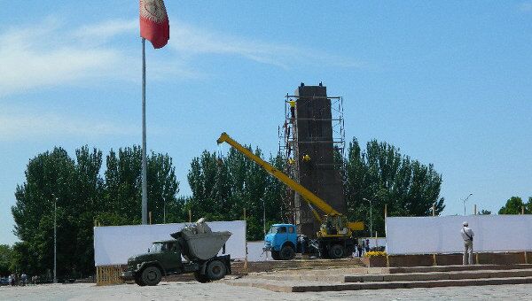 Демонтаж памятника статуи Свободы в  Бишкеке