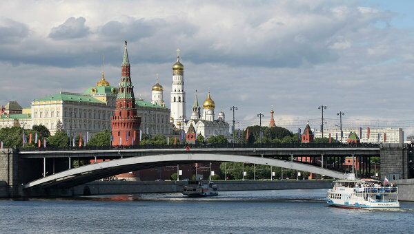 Вид на Большой Каменный мост и Московский Кремль. Архив