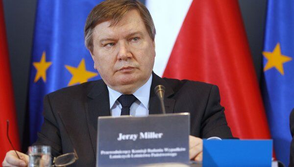 Глава МВД Польши Ежи Миллер во время комиссии по расследованию катастрофы самолета польского президента 
