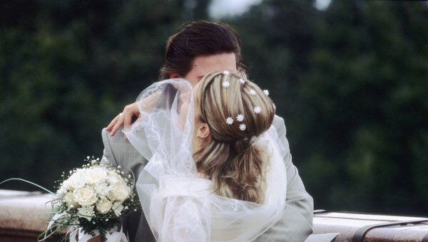 Москвичи стали чаще жениться, несмотря на кризис