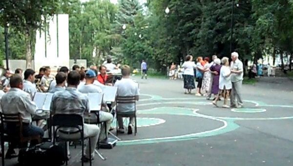Молодежь запела, старики  закружились в вальсе на улицах Вологды