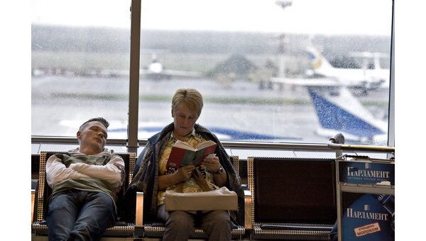 Пассажиры в зале ожидания аэропорта. Архив