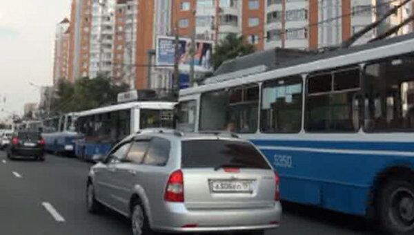 Грузовик заблокировал движение троллейбусов в центре Москвы 