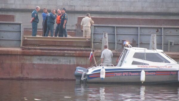 Катер затонул в результате столкновения с баржей на Москве-реке