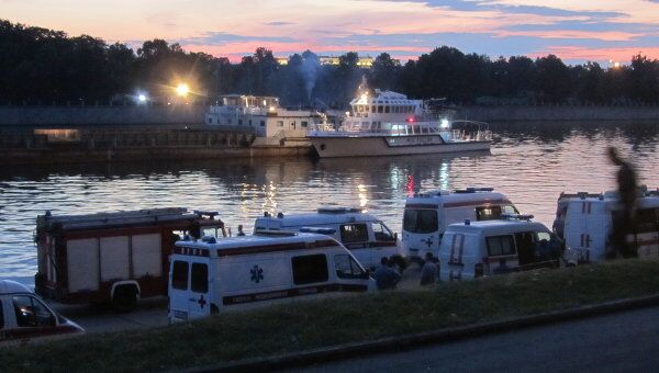 Катер затонул в результате столкновения с баржей на Москве-реке