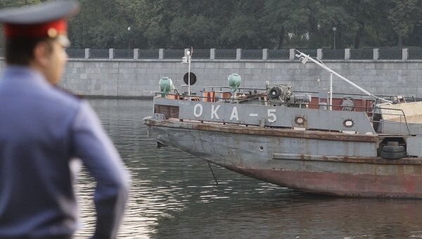 Крушение катера в результате столкновения с баржей на Москве-реке