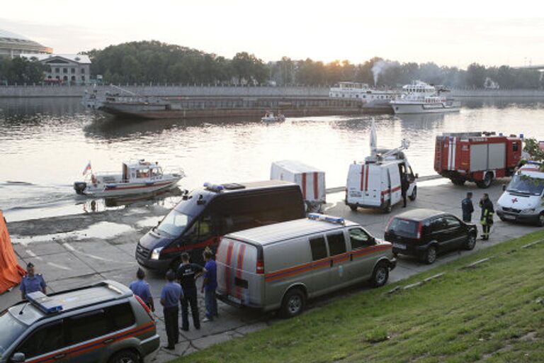 Крушение катера в результате столкновения с баржей на Москве-реке