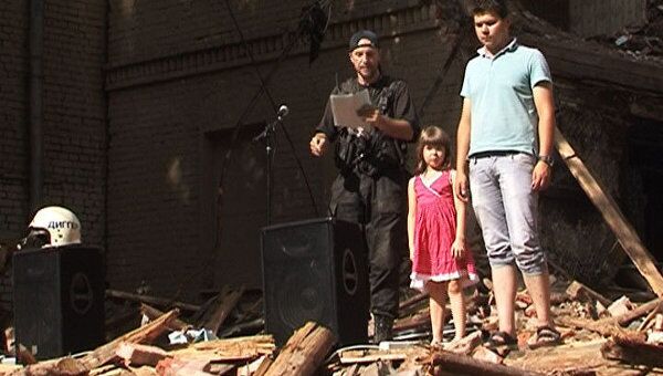 Защитники старой Москвы спели на руинах дома в Козихинском переулке