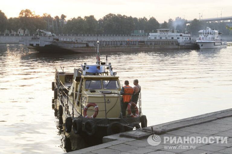 Крушение катера в результате столкновения с баржей на Москве-реке