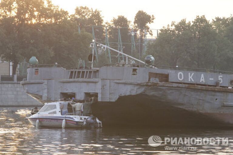 Крушение катера в результате столкновения с баржей на Москве-реке