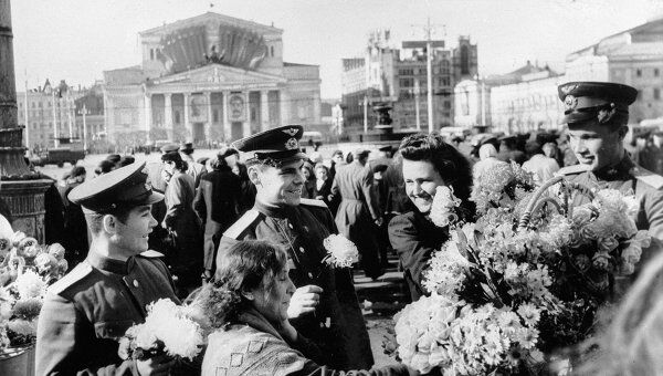 Празднование Дня Победы на Театральной площади. 9 мая, 1945 год. Архив